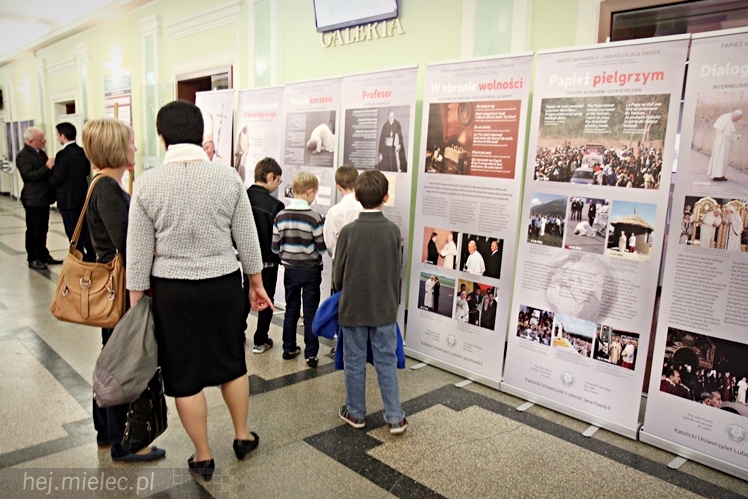 Dni Papieskie 2014: wystawa w holu SCK i spotkanie z ks. Januszem Królikowskim