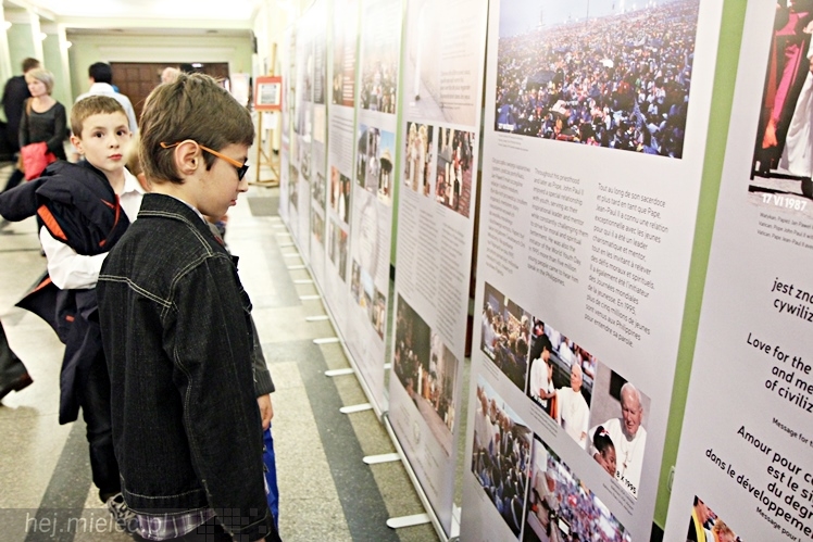 Dni Papieskie 2014: wystawa w holu SCK i spotkanie z ks. Januszem Królikowskim