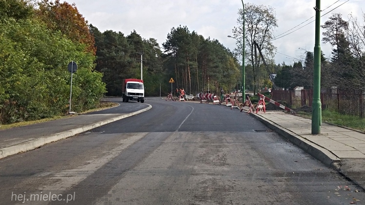 Finiszują prace przy przebudowie wjazdu na Cmentarz Komunalny