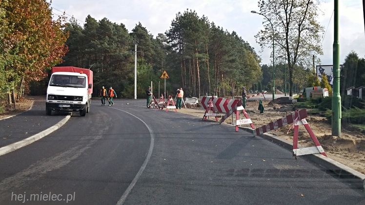 Finiszują prace przy przebudowie wjazdu na Cmentarz Komunalny