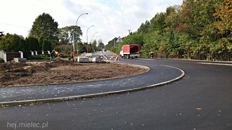 Finiszują prace przy przebudowie wjazdu na Cmentarz Komunalny