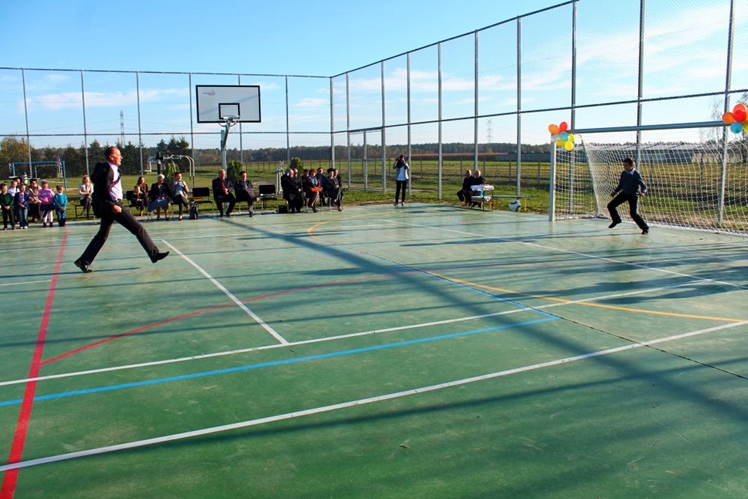 W Żarówce oddano do użytku boisko wraz sprzętem rehabilitacyjnym