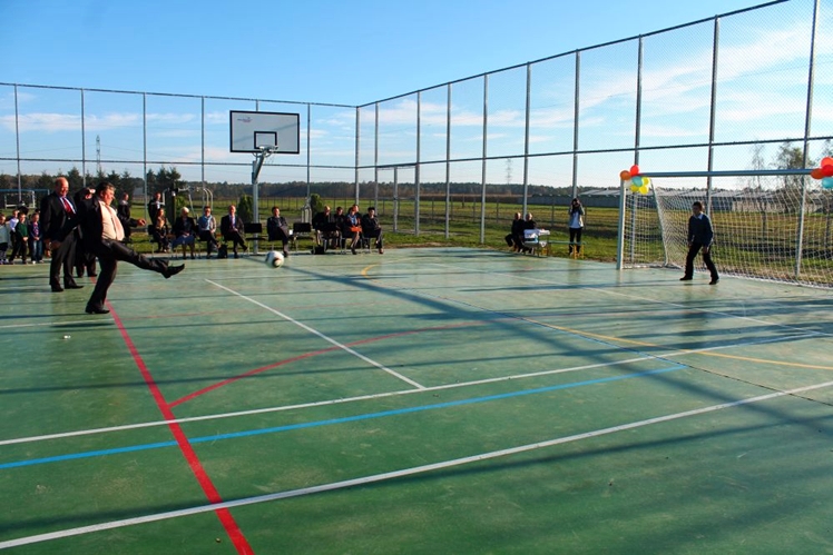 W Żarówce oddano do użytku boisko wraz sprzętem rehabilitacyjnym