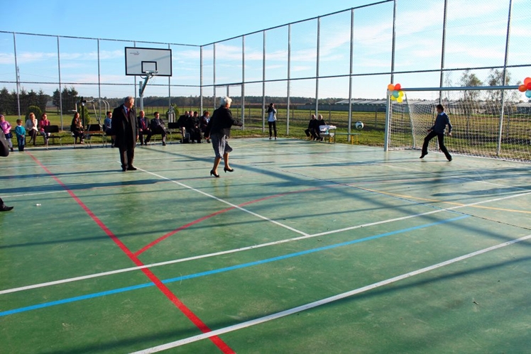 W Żarówce oddano do użytku boisko wraz sprzętem rehabilitacyjnym