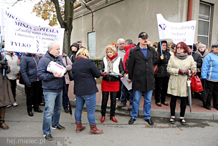 Pikieta pracowników szpitala w sprawie podwyższenia pensji