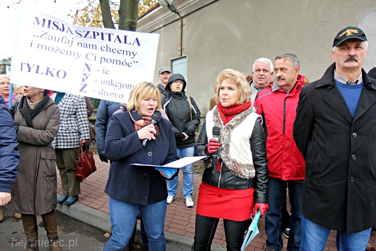 Pikieta pracowników szpitala w sprawie podwyższenia pensji