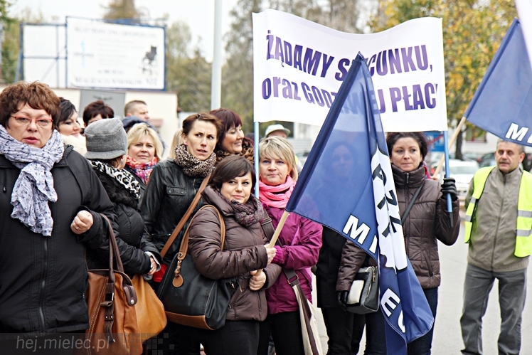Pikieta pracowników szpitala w sprawie podwyższenia pensji
