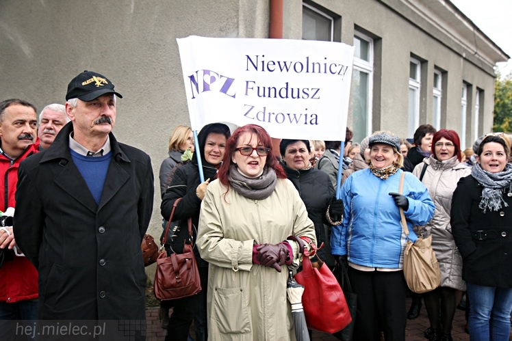 Pikieta pracowników szpitala w sprawie podwyższenia pensji