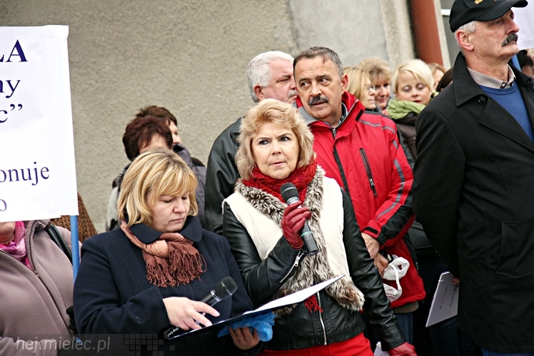 Pikieta pracowników szpitala w sprawie podwyższenia pensji