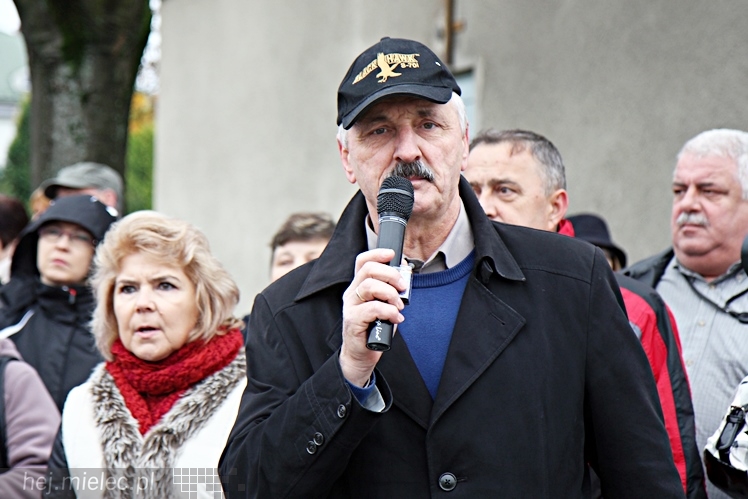 Pikieta pracowników szpitala w sprawie podwyższenia pensji