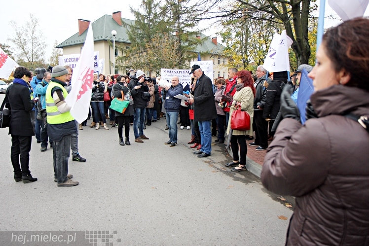 Pikieta pracowników szpitala w sprawie podwyższenia pensji