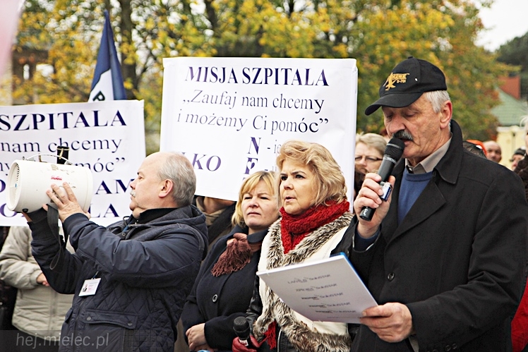 Pikieta pracowników szpitala w sprawie podwyższenia pensji