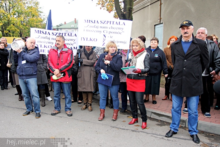 Pikieta pracowników szpitala w sprawie podwyższenia pensji