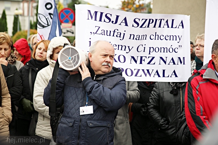 Pikieta pracowników szpitala w sprawie podwyższenia pensji