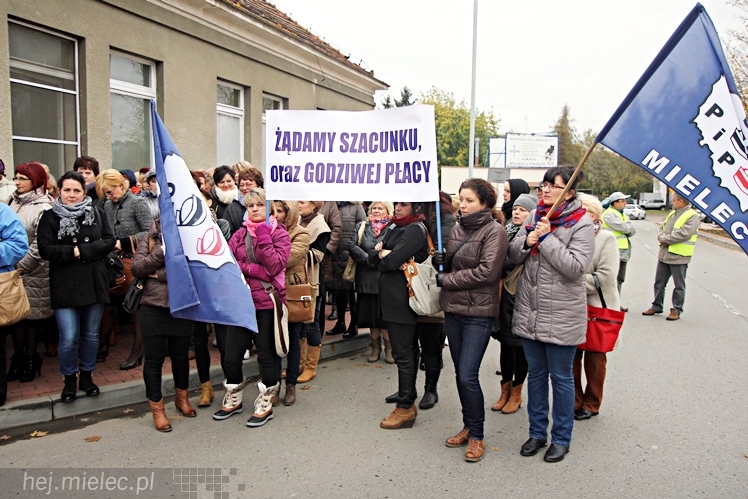 Pikieta pracowników szpitala w sprawie podwyższenia pensji