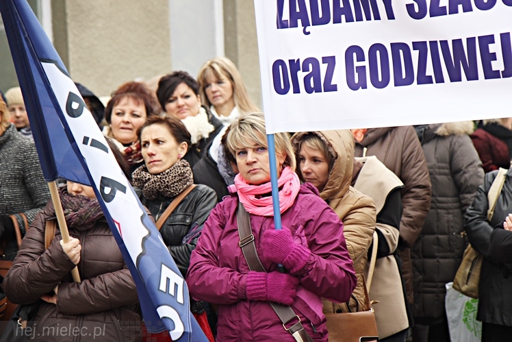 Pikieta pracowników szpitala w sprawie podwyższenia pensji