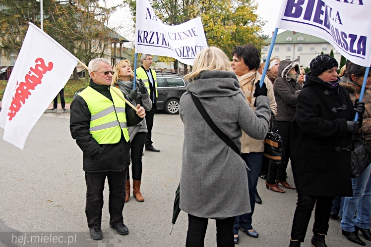 Pikieta pracowników szpitala w sprawie podwyższenia pensji
