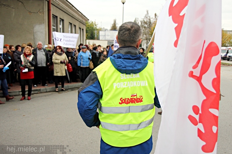 Pikieta pracowników szpitala w sprawie podwyższenia pensji