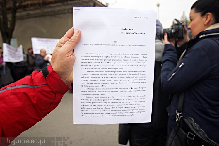 Pikieta pracowników szpitala w sprawie podwyższenia pensji