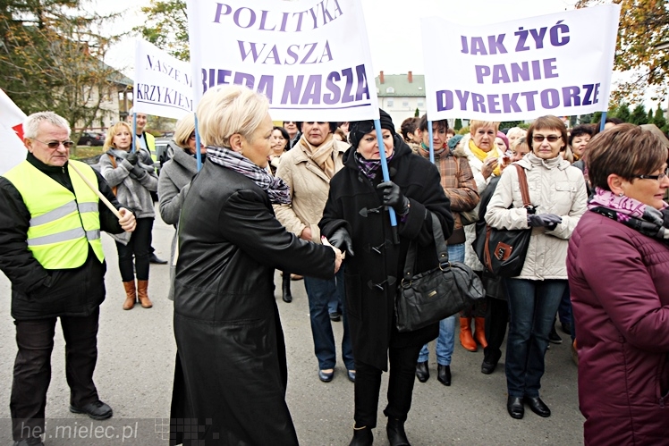 Pikieta pracowników szpitala w sprawie podwyższenia pensji