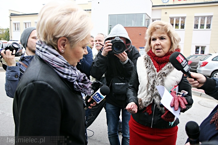 Pikieta pracowników szpitala w sprawie podwyższenia pensji