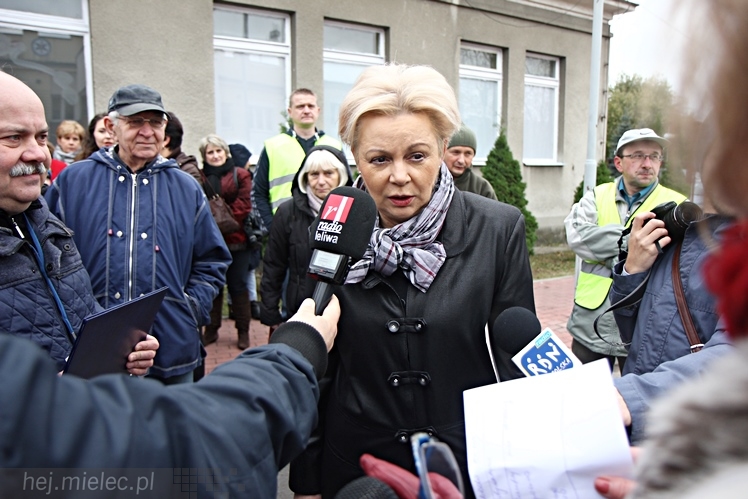 Pikieta pracowników szpitala w sprawie podwyższenia pensji