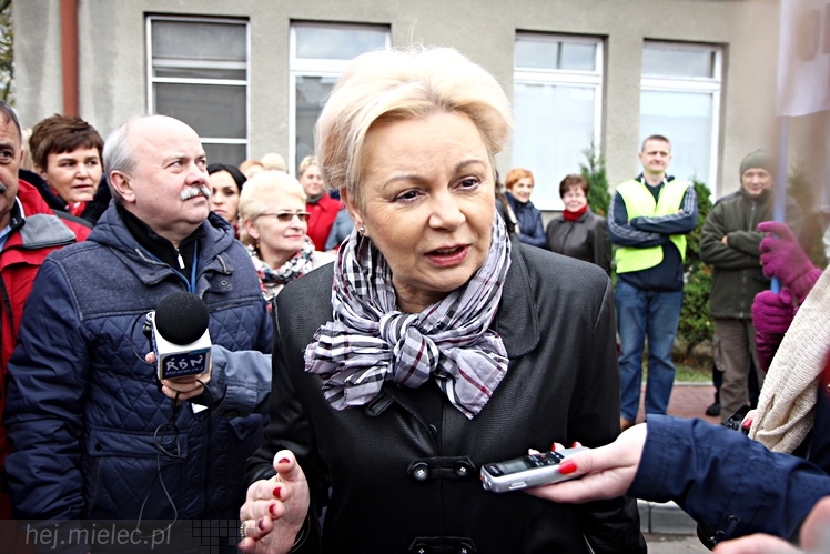 Pikieta pracowników szpitala w sprawie podwyższenia pensji