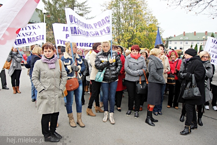 Pikieta pracowników szpitala w sprawie podwyższenia pensji