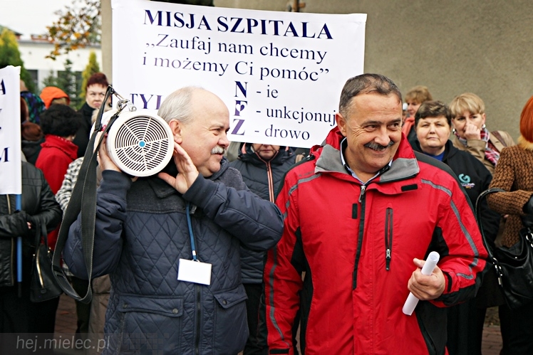 Pikieta pracowników szpitala w sprawie podwyższenia pensji