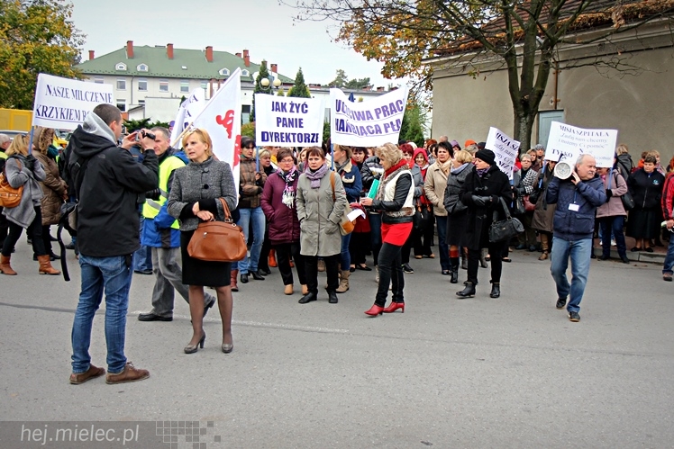 Pikieta pracowników szpitala w sprawie podwyższenia pensji