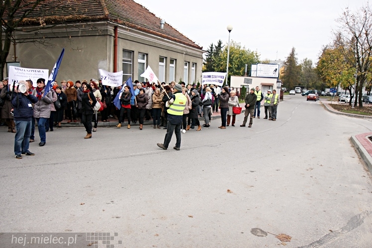 Pikieta pracowników szpitala w sprawie podwyższenia pensji
