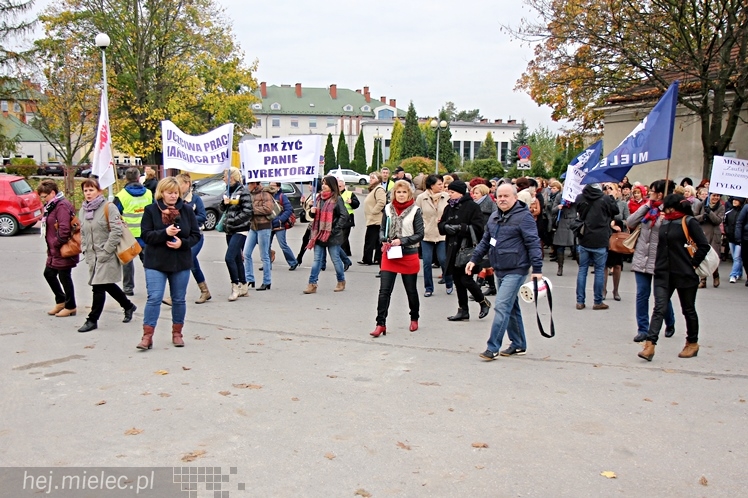 Pikieta pracowników szpitala w sprawie podwyższenia pensji