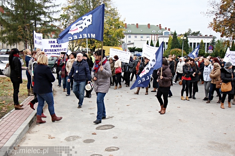 Pikieta pracowników szpitala w sprawie podwyższenia pensji
