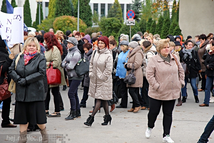 Pikieta pracowników szpitala w sprawie podwyższenia pensji
