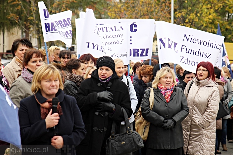 Pikieta pracowników szpitala w sprawie podwyższenia pensji