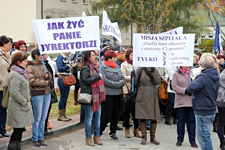 Pikieta pracowników szpitala w sprawie podwyższenia pensji