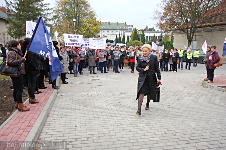 Pikieta pracowników szpitala w sprawie podwyższenia pensji