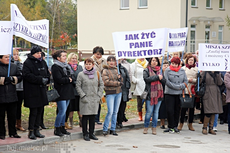 Pikieta pracowników szpitala w sprawie podwyższenia pensji