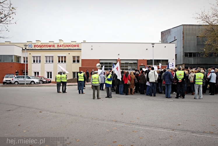 Pikieta pracowników szpitala w sprawie podwyższenia pensji