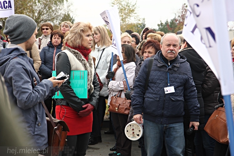 Pikieta pracowników szpitala w sprawie podwyższenia pensji