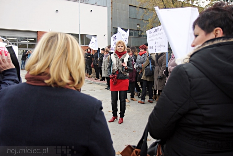 Pikieta pracowników szpitala w sprawie podwyższenia pensji