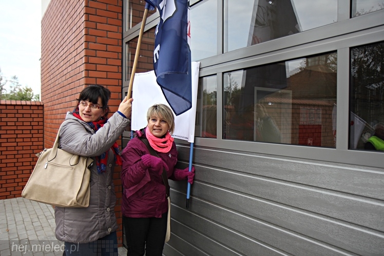 Pikieta pracowników szpitala w sprawie podwyższenia pensji