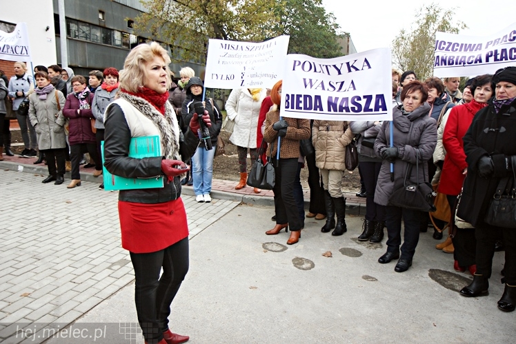 Pikieta pracowników szpitala w sprawie podwyższenia pensji