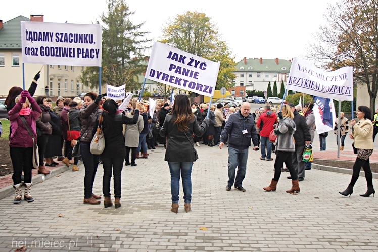 Pikieta pracowników szpitala w sprawie podwyższenia pensji