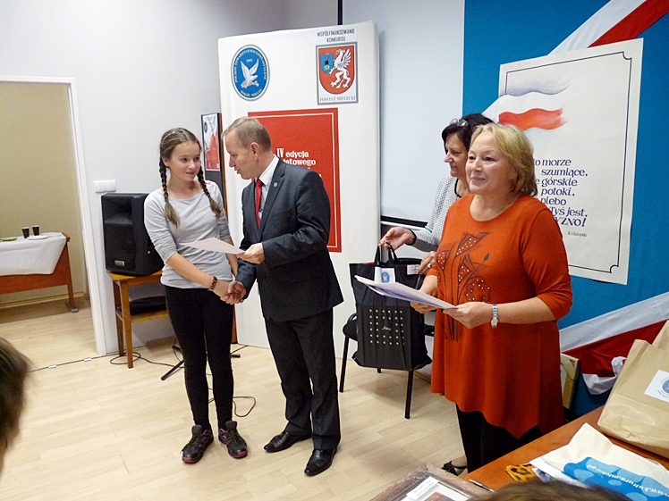IV edycja Powiatowego Konkursu Poezji i Piosenki ?Barwy Mojej Ojczyzny? rozstrzygnięta