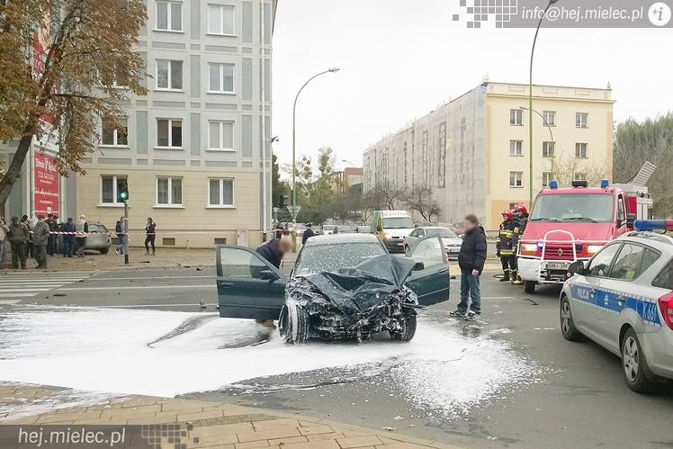 Wypadek na Alei Niepodległości, samochód uderzył w budynek!