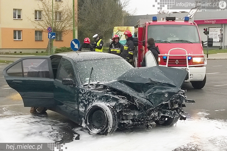 Wypadek na Alei Niepodległości, samochód uderzył w budynek!