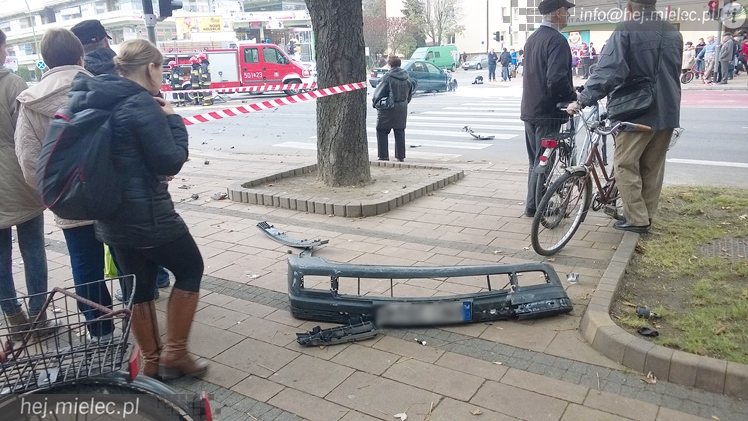 Wypadek na Alei Niepodległości, samochód uderzył w budynek!