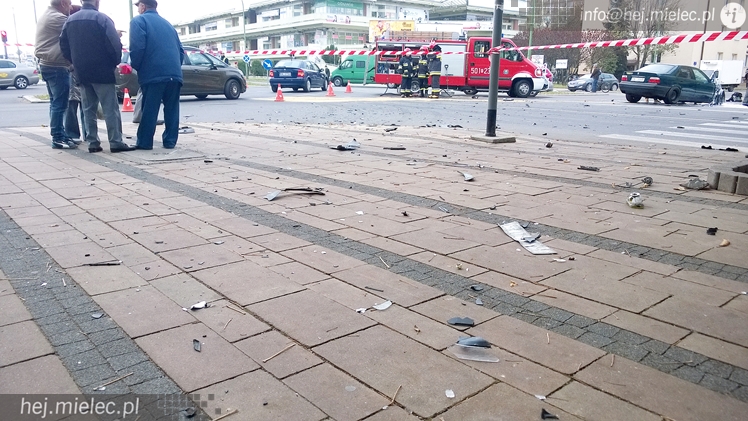 Wypadek na Alei Niepodległości, samochód uderzył w budynek!