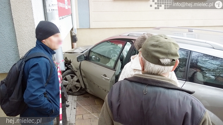 Wypadek na Alei Niepodległości, samochód uderzył w budynek!